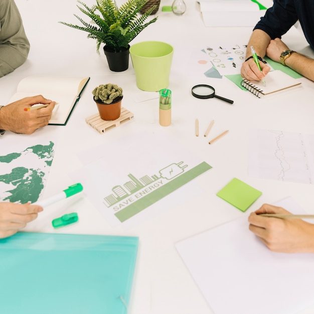 Kostenloses Foto gruppe wirtschaftler, die an der energieeinsparung am arbeitsplatz arbeiten