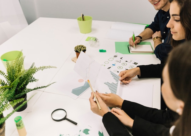 Gruppe Wirtschaftler, die an Diagramm im Büro arbeiten