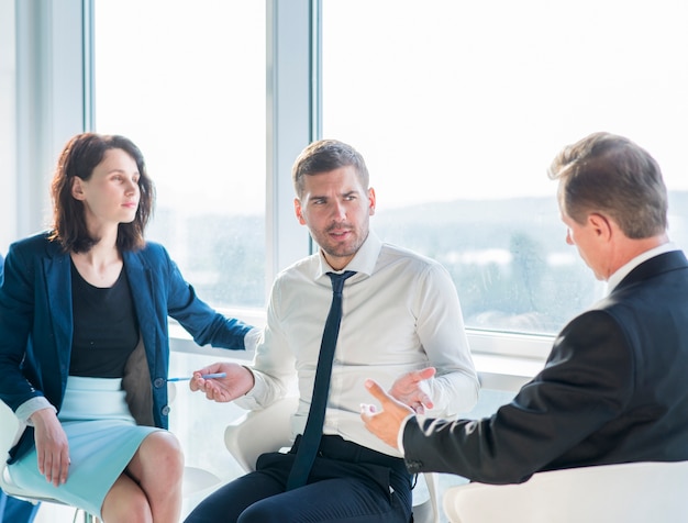 Kostenloses Foto gruppe wirtschaftler, die gespräch im büro haben