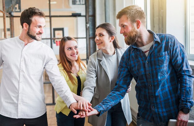 Gruppe Wirtschaftler, die ihre Hand im Büro stapeln