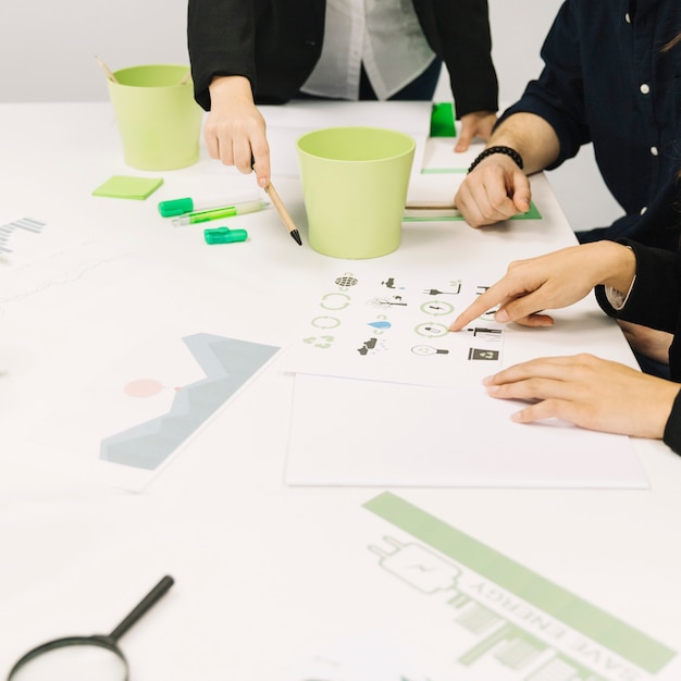 Gruppe Wirtschaftler, die im Büro arbeiten