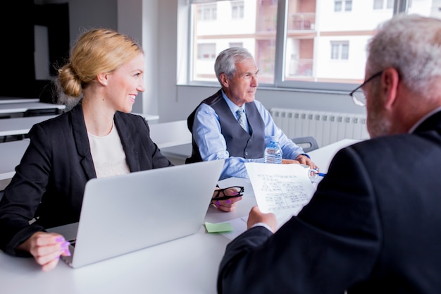 Gruppe wirtschaftler, die im büro zusammenarbeiten