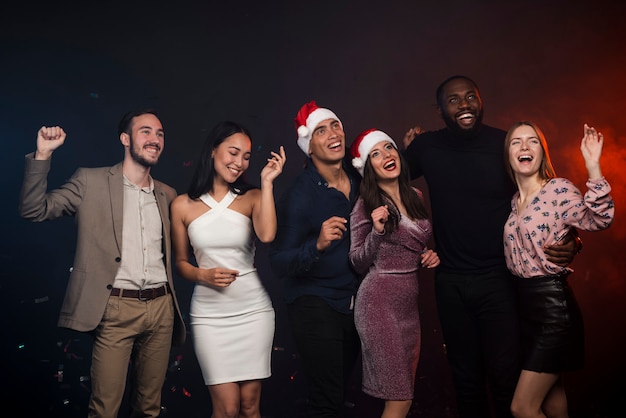 Gruppenfoto von Freunden an den neuen Jahren