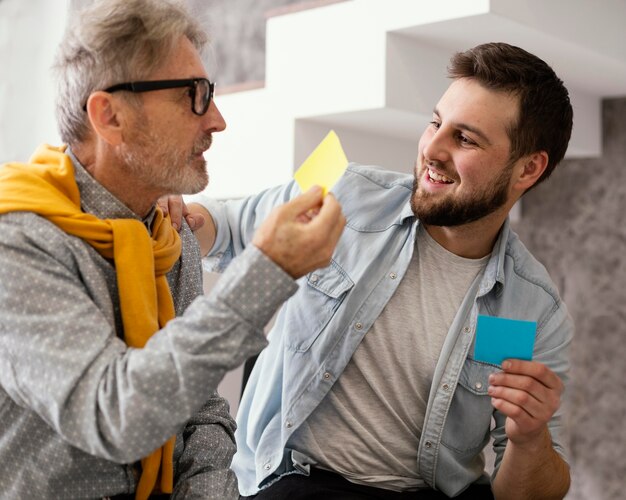 Gruppentherapiesitzung mit Haftnotizen