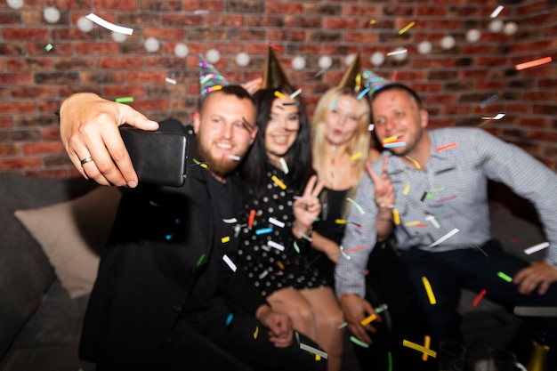 Gruppieren Sie Freunde, die am Silvesterabend Spaß haben