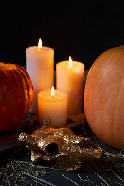 Kostenloses Foto gruselige geschnitzte halloween-kürbislaterne mit brennenden kerzen