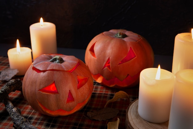 Kostenloses Foto gruselige geschnitzte halloween-kürbislaterne mit brennenden kerzen