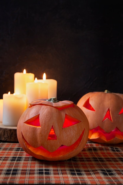 Kostenloses Foto gruselige geschnitzte halloween-kürbislaterne mit brennenden kerzen