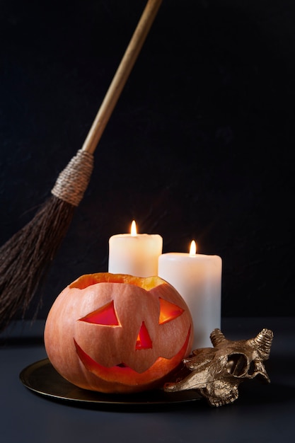 Kostenloses Foto gruselige geschnitzte halloween-kürbislaterne mit brennenden kerzen