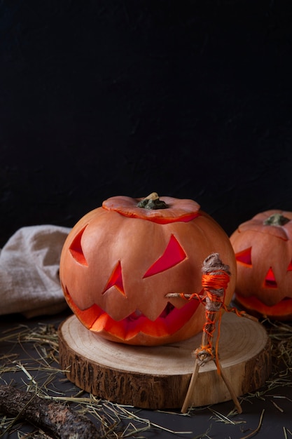 Kostenloses Foto gruselige geschnitzte halloween-kürbislaterne mit figur aus stöcken