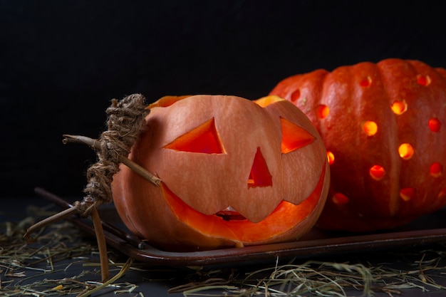 Kostenloses Foto gruselige geschnitzte halloween-kürbislaterne mit figur aus stöcken