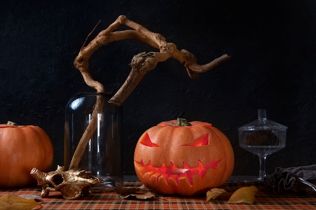 Gruselige geschnitzte Halloween-Kürbislaterne mit gruseligem Gesicht