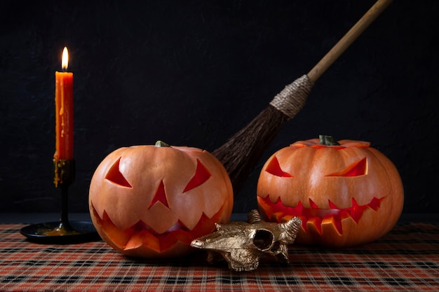 Gruselige geschnitzte Halloween-Kürbislaterne mit Kandelaber