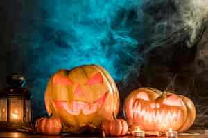 Kostenloses Foto gruselige geschnitzte kürbisse für halloween