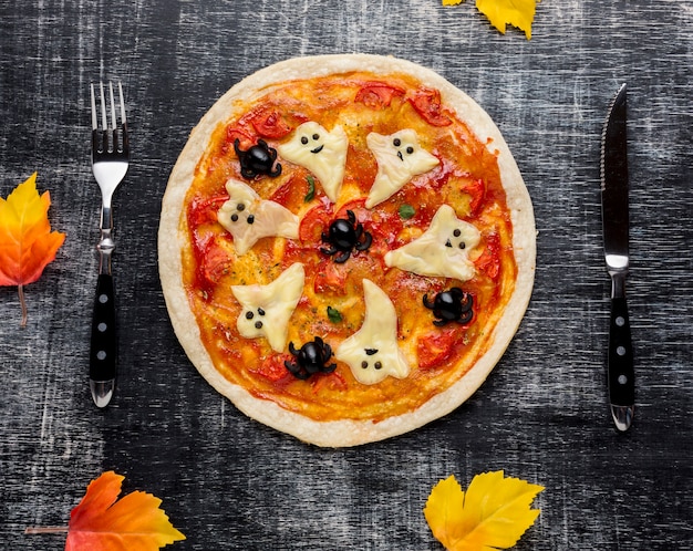 Gruselige Halloween-Pizza mit Tischbesteck