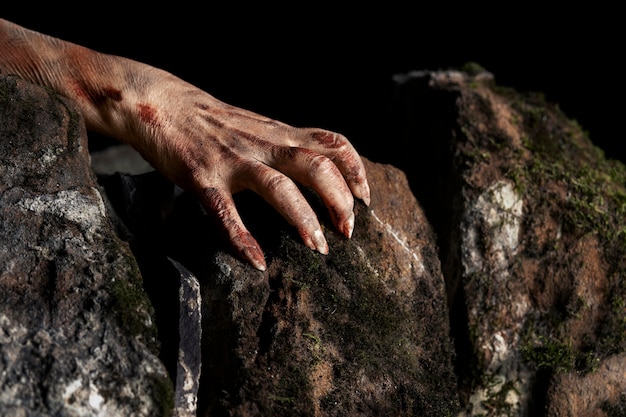 Kostenloses Foto gruselige zombiehand in der natur