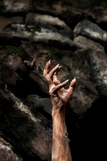 Gruselige Zombiehand in der Natur
