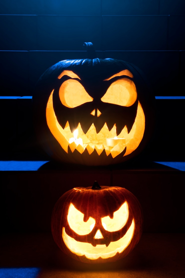 Kostenlose Foto gruseliger halloween-kürbis mit licht