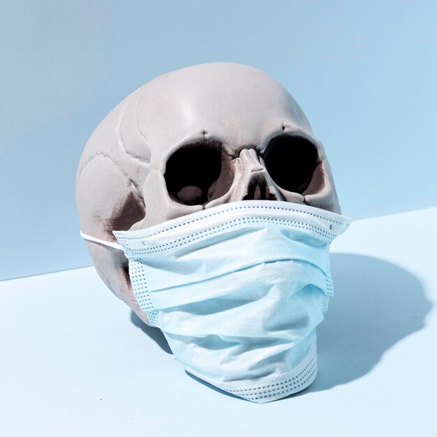 Gruseliger Halloween-Schädel der Nahaufnahme mit Gesichtsmaske