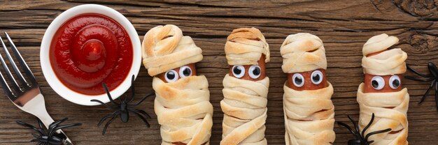 Gruseliges Halloween-Essen der Draufsicht mit Ketchup