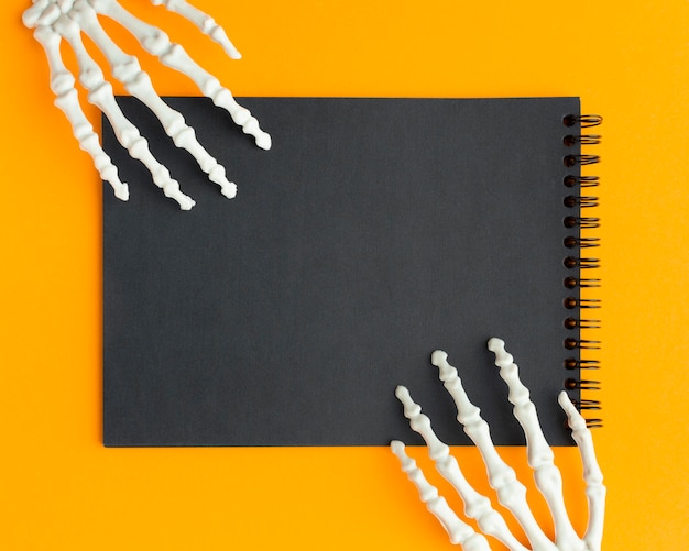 Gruseliges Halloween-Konzept der Draufsicht mit den Skeletthänden