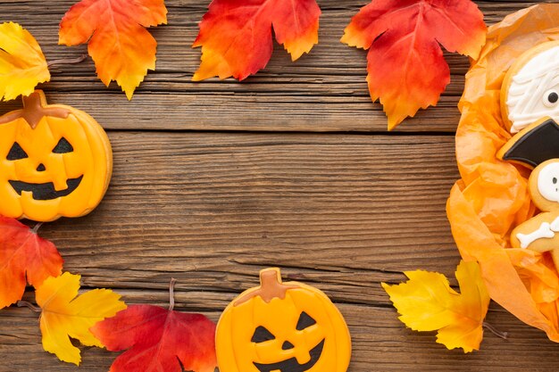 Gruseliges Halloween-Konzept der Draufsicht mit Herbstlaub