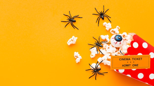 Gruseliges Halloween-Konzept der Draufsicht mit Popcorn