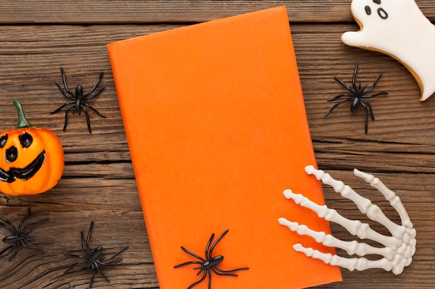 Gruseliges Halloween-Konzept der Draufsicht mit Spinnen