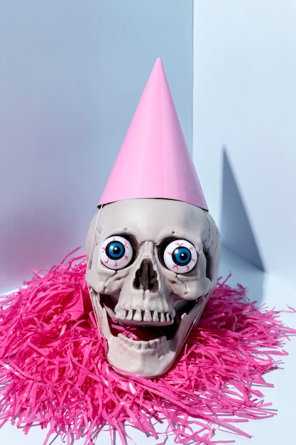 Gruseliges Halloween-Skelett der Nahaufnahme mit Konfetti