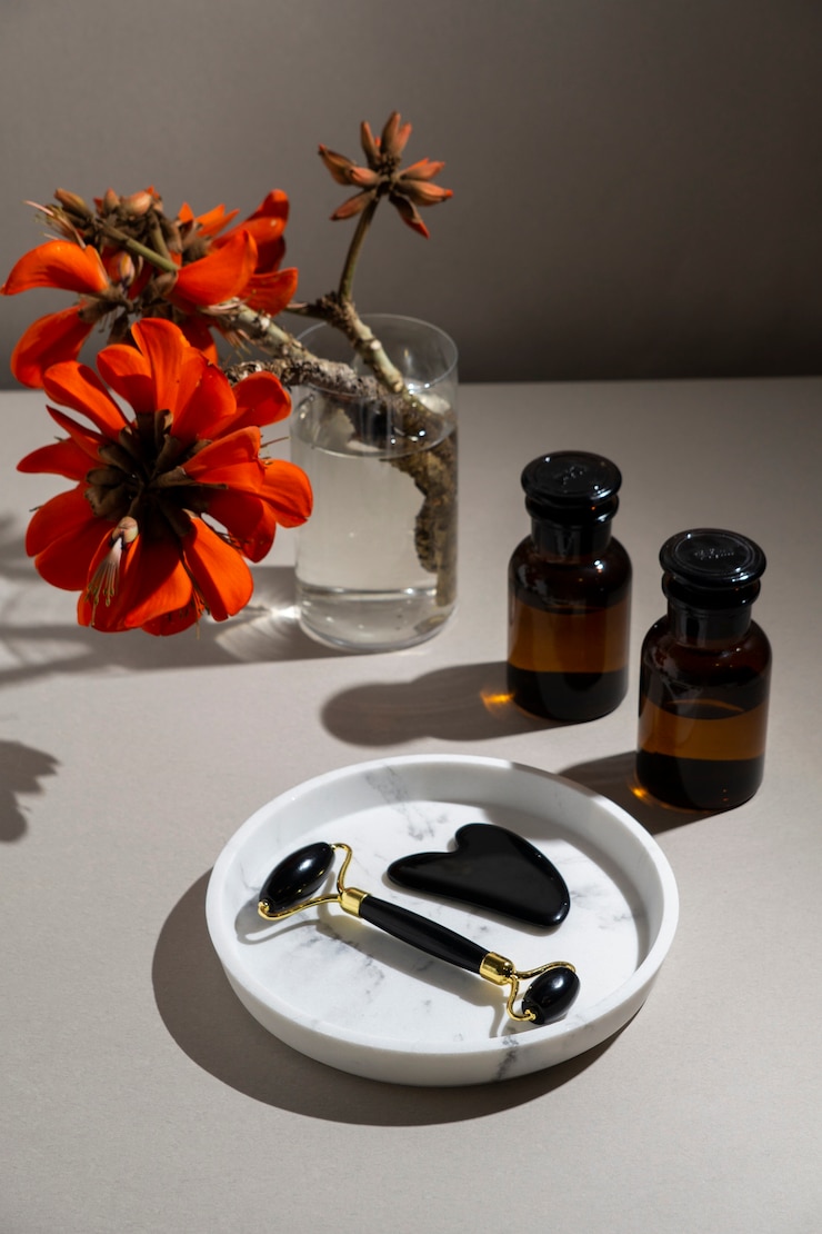 Kostenlose Foto gua sha, gesichtsrolle und hoher winkel der roten blume