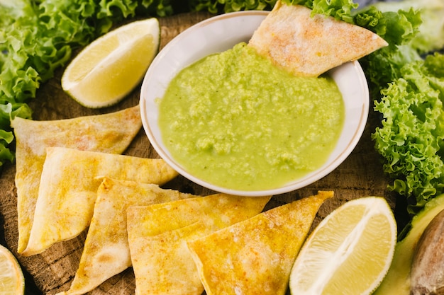 Kostenloses Foto guacamole dip und nachos hautnah