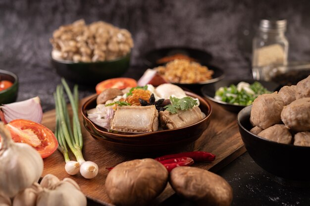 Guay Jap, Fleischbällchen, vietnamesische Schweinewurst und Schweineknochen, thailändisches Essen.