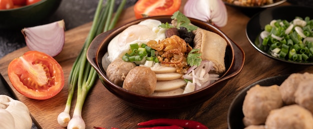 Guay Jap, Fleischbällchen, vietnamesische Schweinswurst und ein Spiegelei, thailändisches Essen.