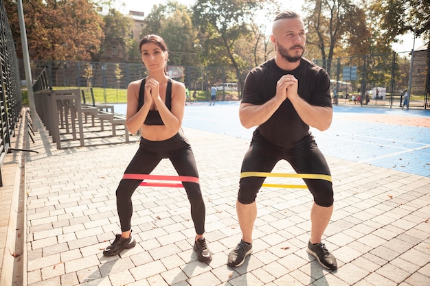 Gummibandbeinübung mit jungen Freunden