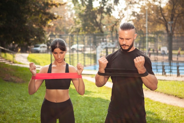 Gummibandhände trainieren mit sportiven Freunden