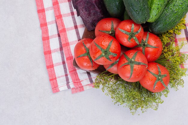 Gurken, Gemüse und Tomaten auf Tischdecke