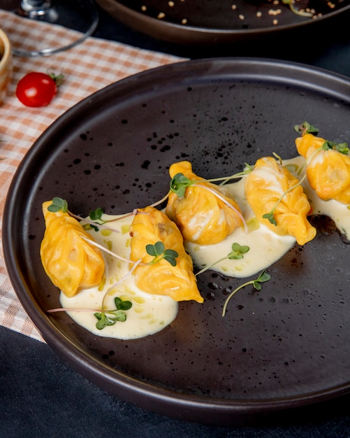 Kostenloses Foto gurza-knödel mit fleischseitenansicht