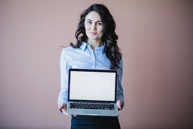 Kostenloses Foto gut aussehende geschäftsfrau, die laptop zeigt