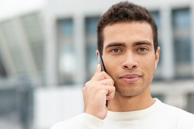 Gut aussehender Mann, der am Telefon spricht