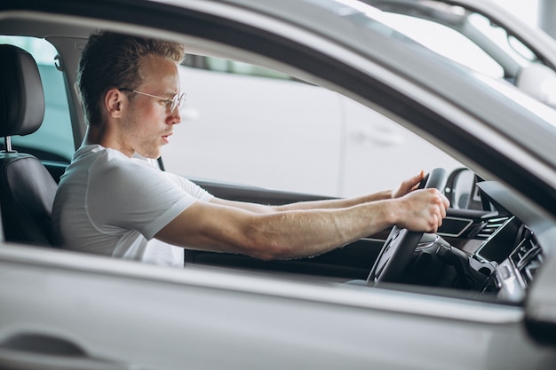 Gut aussehender Mann, der in einem Auto sitzt