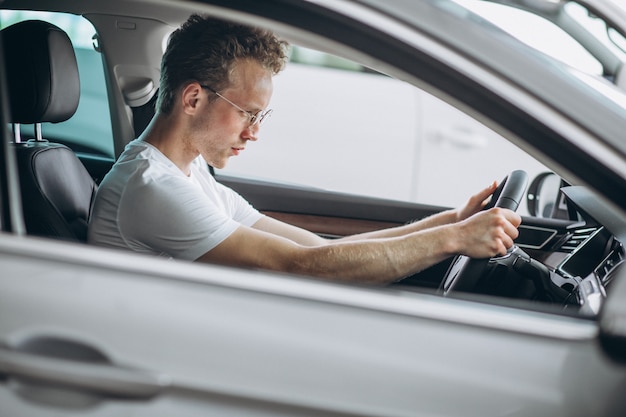 Gut aussehender Mann, der in einem Auto sitzt