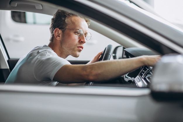 Gut aussehender Mann, der in einem Auto sitzt