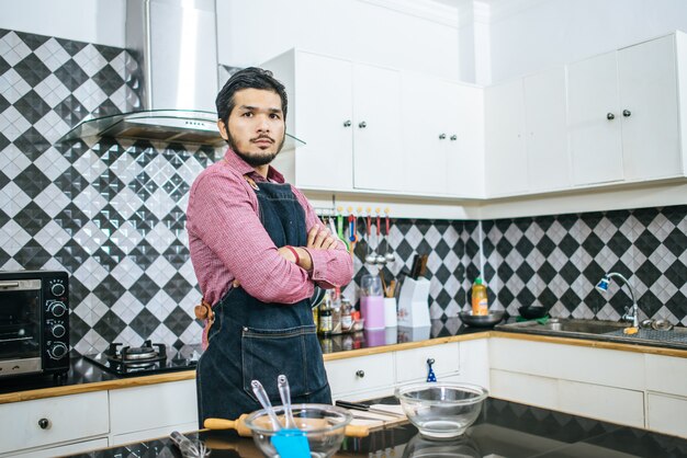 Gut aussehender Mann, der Material für zu Hause kochen vorbereitet.