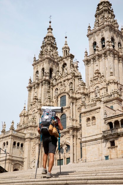 Gut aussehender Mann, der mit seinem Rucksack reist