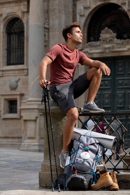 Gut aussehender Mann, der mit seinem Rucksack reist