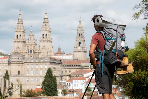 Gut aussehender Mann, der mit seinem Rucksack reist