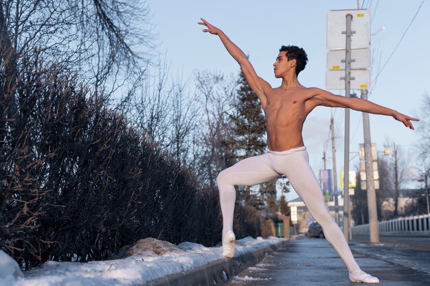 Kostenloses Foto gut aussehender mann in eleganter ballettposition