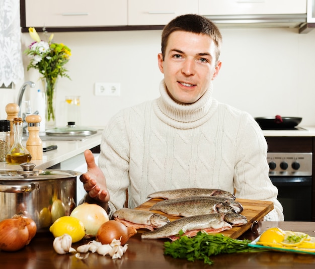 Gut aussehender Mann mit Forellenfischen