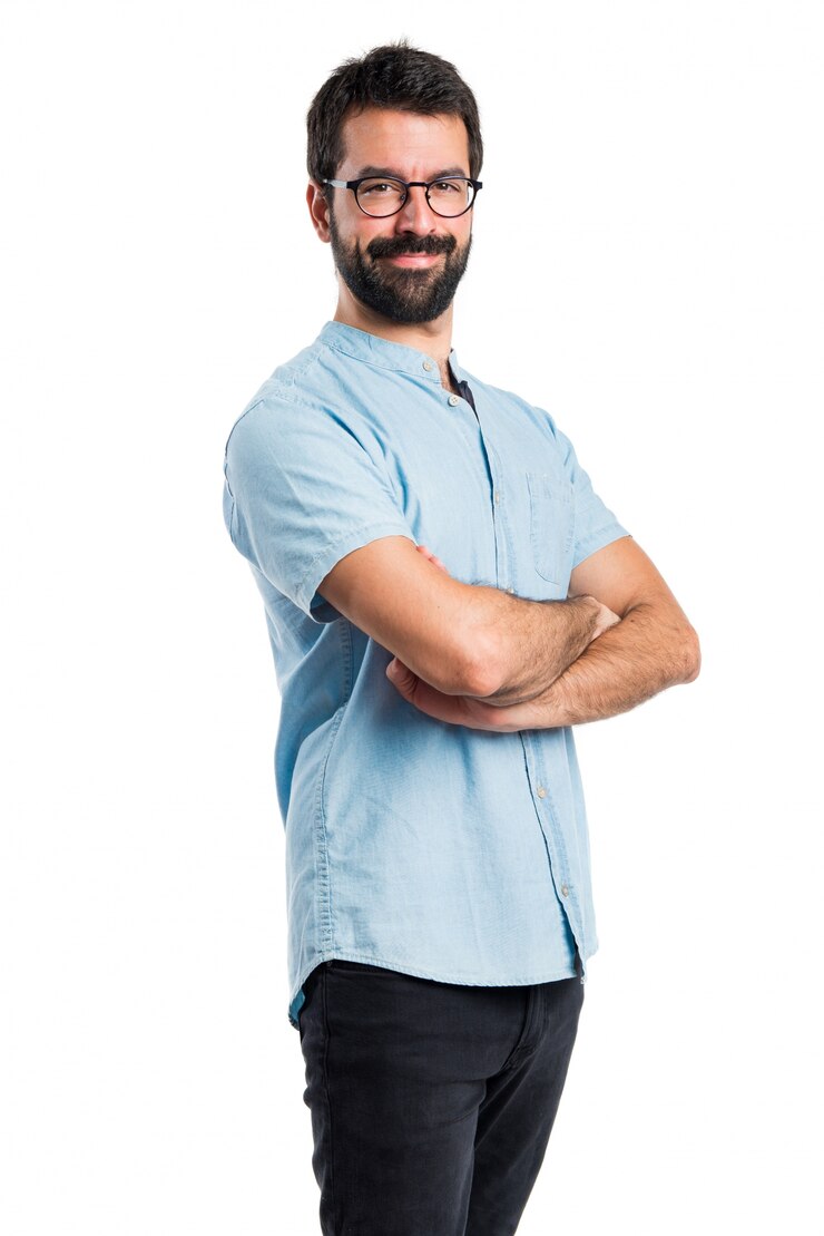 Kostenlose Foto gut aussehender mann mit seinen armen gekreuzt