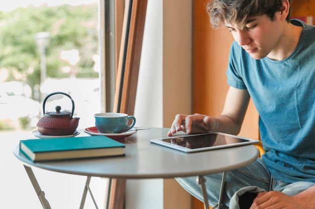 Gut aussehender Mann mit Tablet